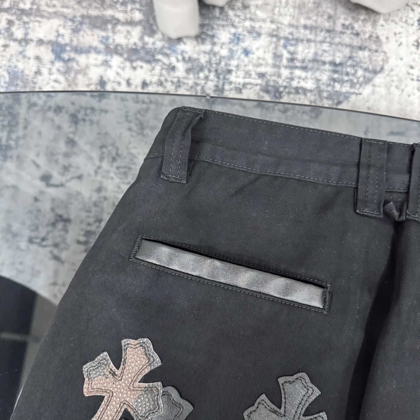 P270 Chrome Hearts CH casual black trousers cross-patched leather jeans. Original purchased and patterned to truly restore the ultimate texture of Vintage. Special Italian cowhide print and then cut. Customized sheepskin three-layer thick line leather. The whole is spliced in heavy water washing process. Craftsmen hand-splash ink. You can see the details. Three-dimensional cutting version. Loose and comfortable. Not flattering on the figure. Shows height and slimness. Factory Seiko. Original quality control. Same style for men and women. Can be matched with couples. Versatile recommendation. The must-have jeans for all seasons Color: black Size: 28/30/32/34 Waist: 73/78/83/88 Pants length: 102/104/106/108